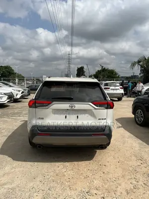 Toyota RAV4 XLE Premium FWD 2020 White