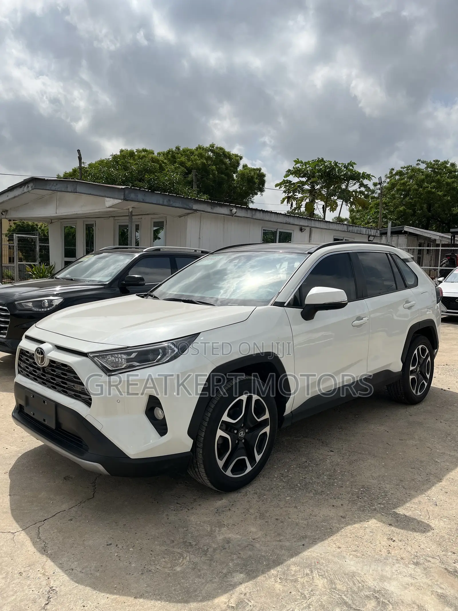 Toyota RAV4 XLE Premium FWD 2020 White