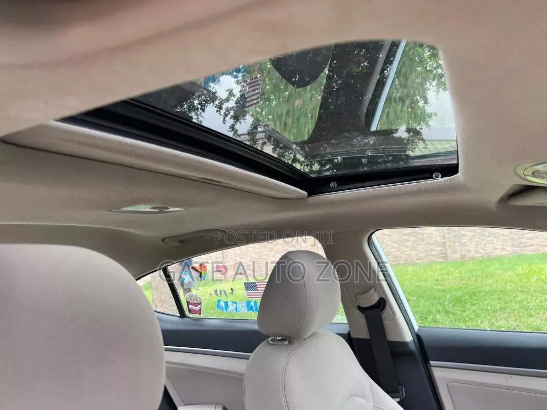 Hyundai Elantra 2018 White
