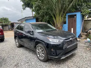 Toyota RAV4 Limited 2021 Blue