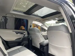 Toyota RAV4 Limited 2021 Blue
