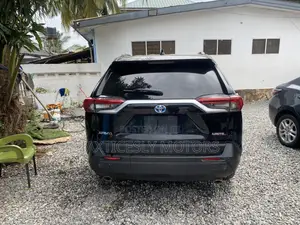 Toyota RAV4 Limited 2021 Blue