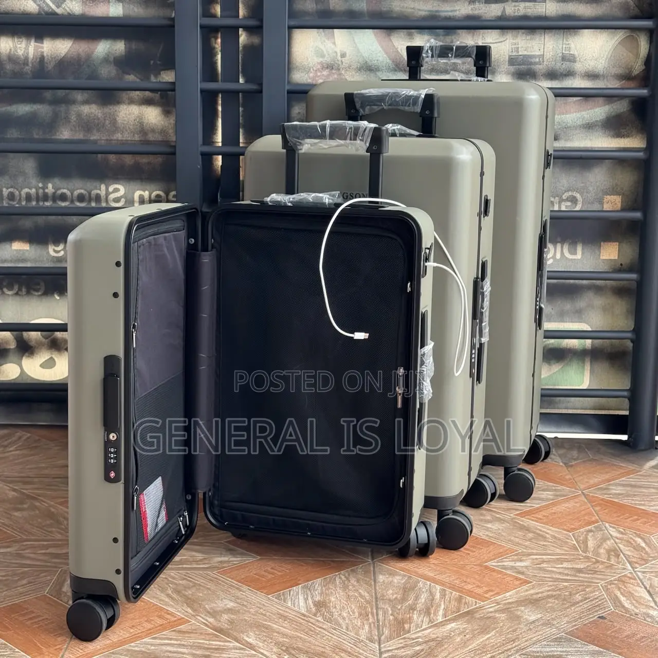 Three Set Traveling Suitcases With Charging Port