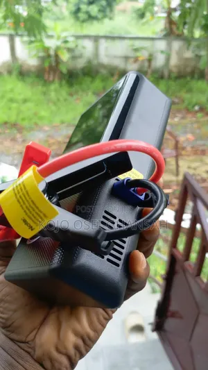 ​4-in-1 Car Emergency Kit: Jump Starter, Tire Inflator Power Bank