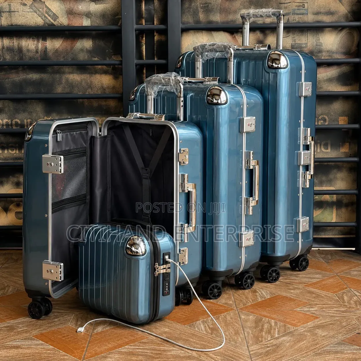 Beautiful Travelling Luggage Bags