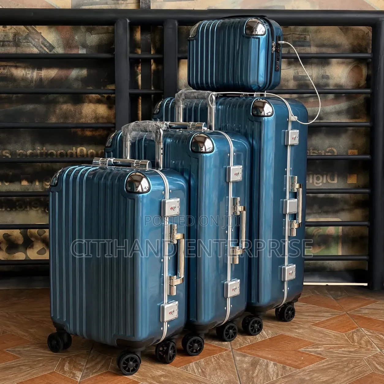 Beautiful Travelling Luggage Bags