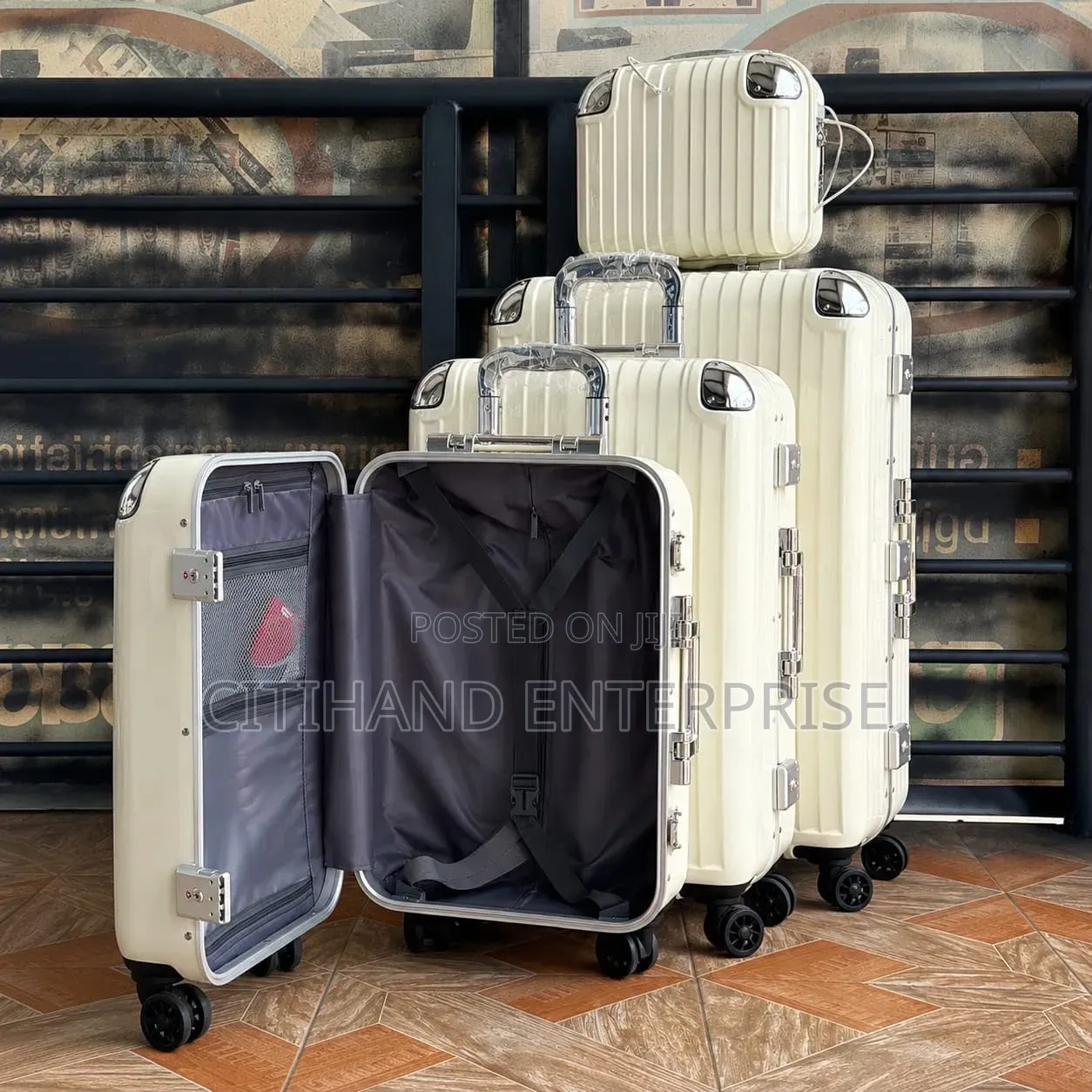 Beautiful Travelling Luggage Bags