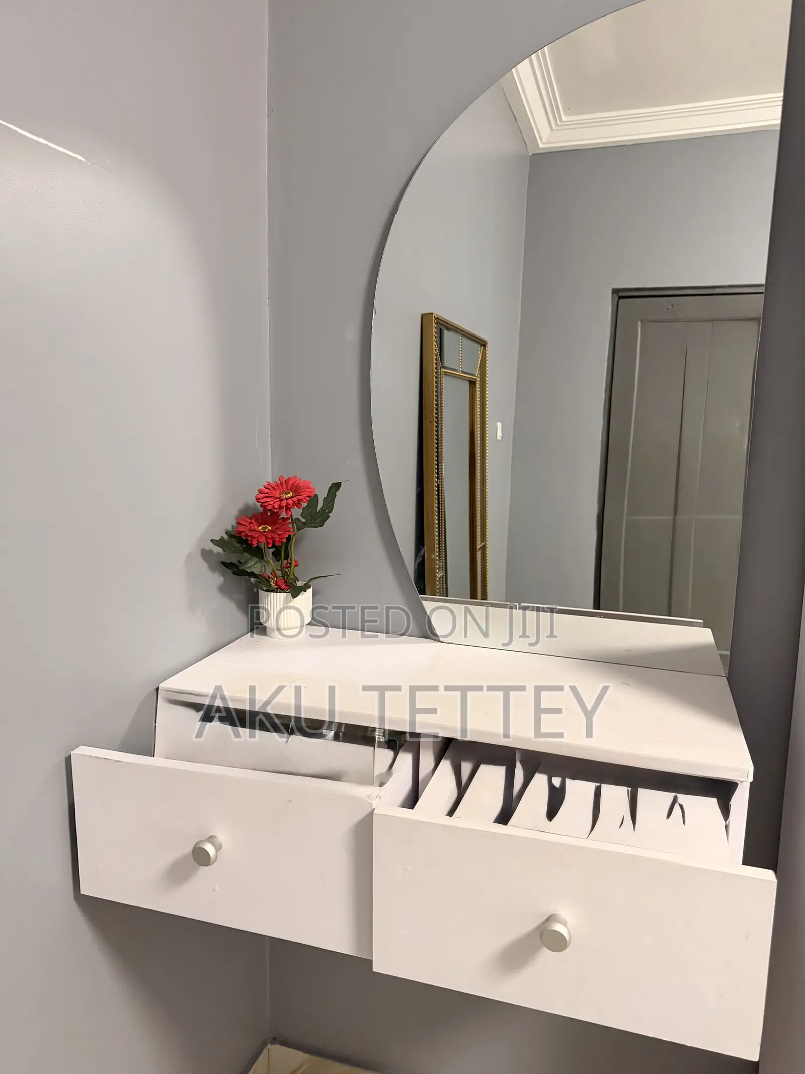 Dresser With Mirror