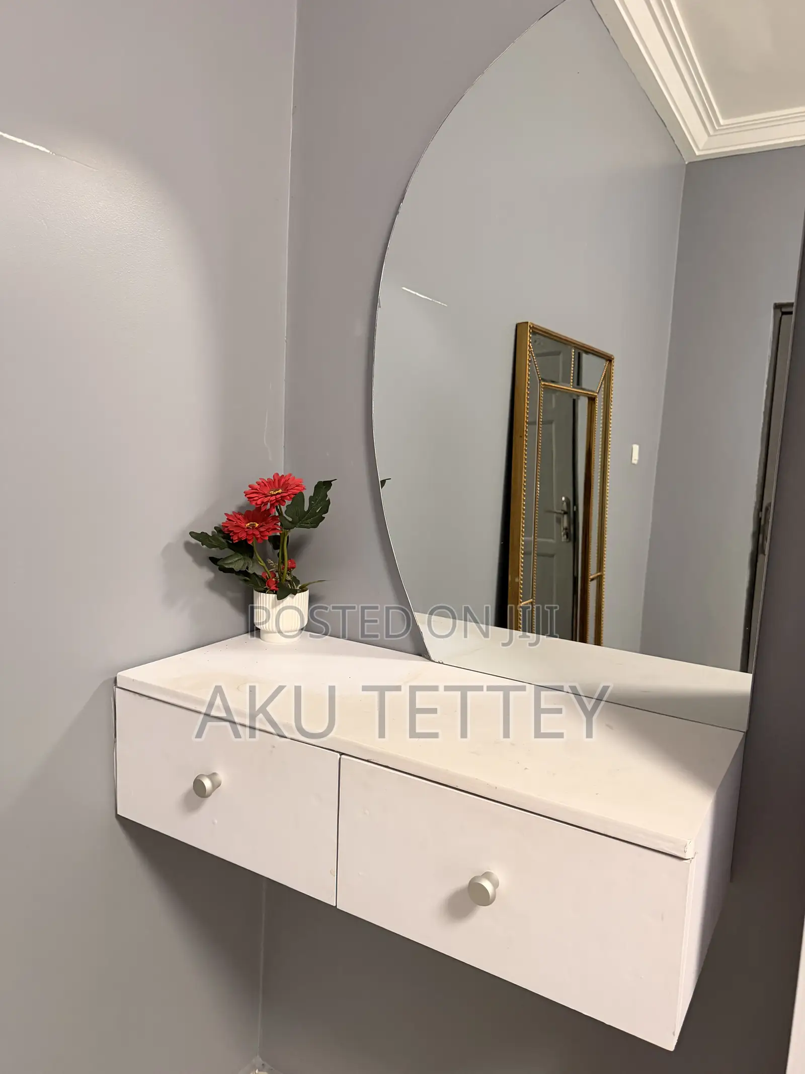 Dresser With Mirror