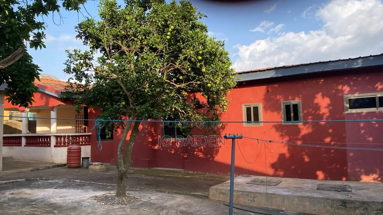 8bdrm House in Besease, Ejisu-Juaben Municipal for sale