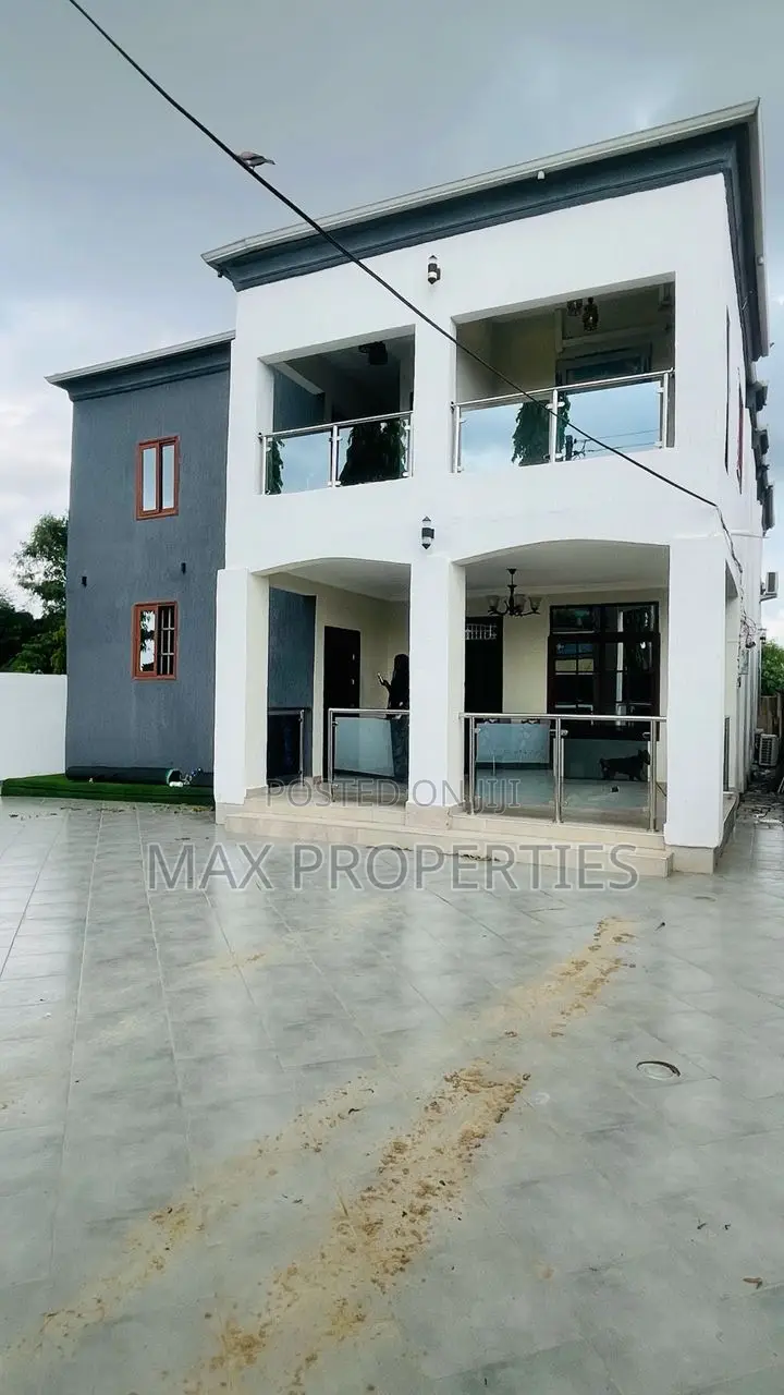 Furnished 6bdrm House in Pokuase for sale