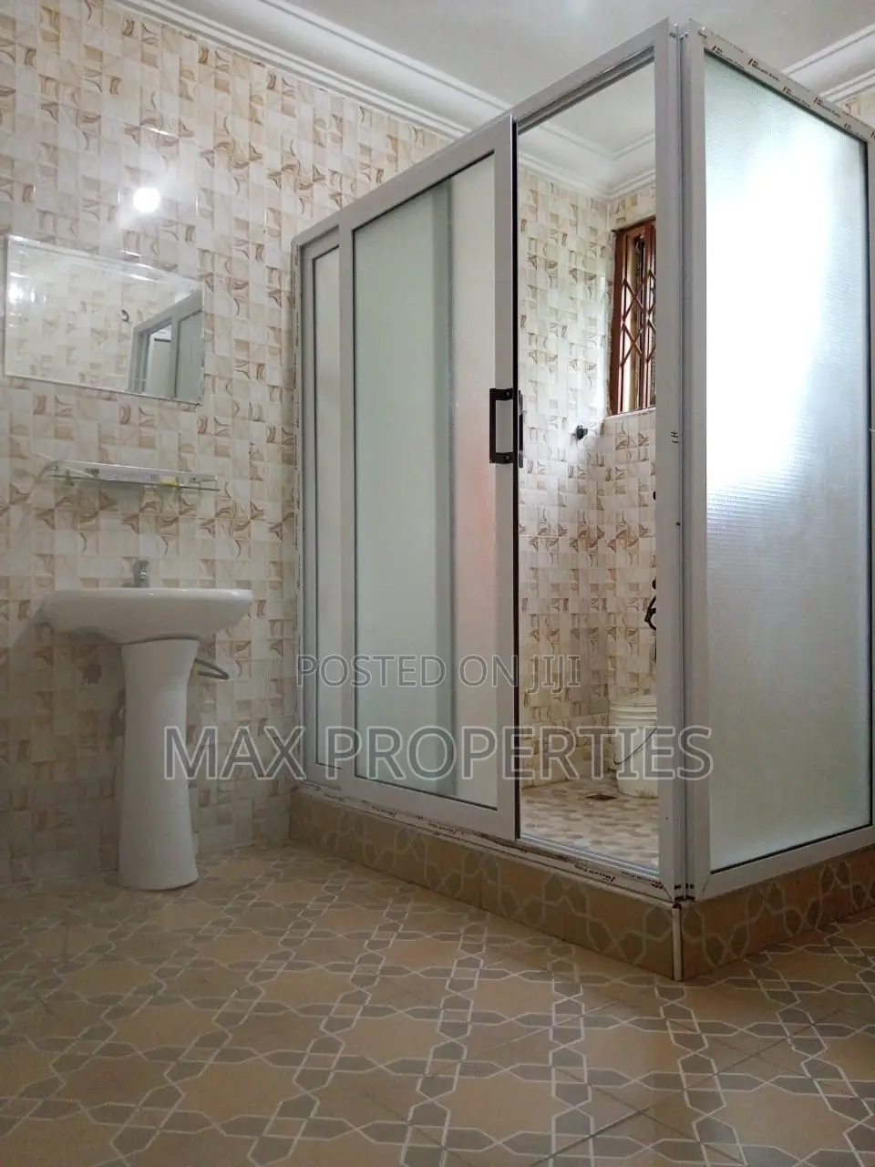 6bdrm House in Pokuase for sale