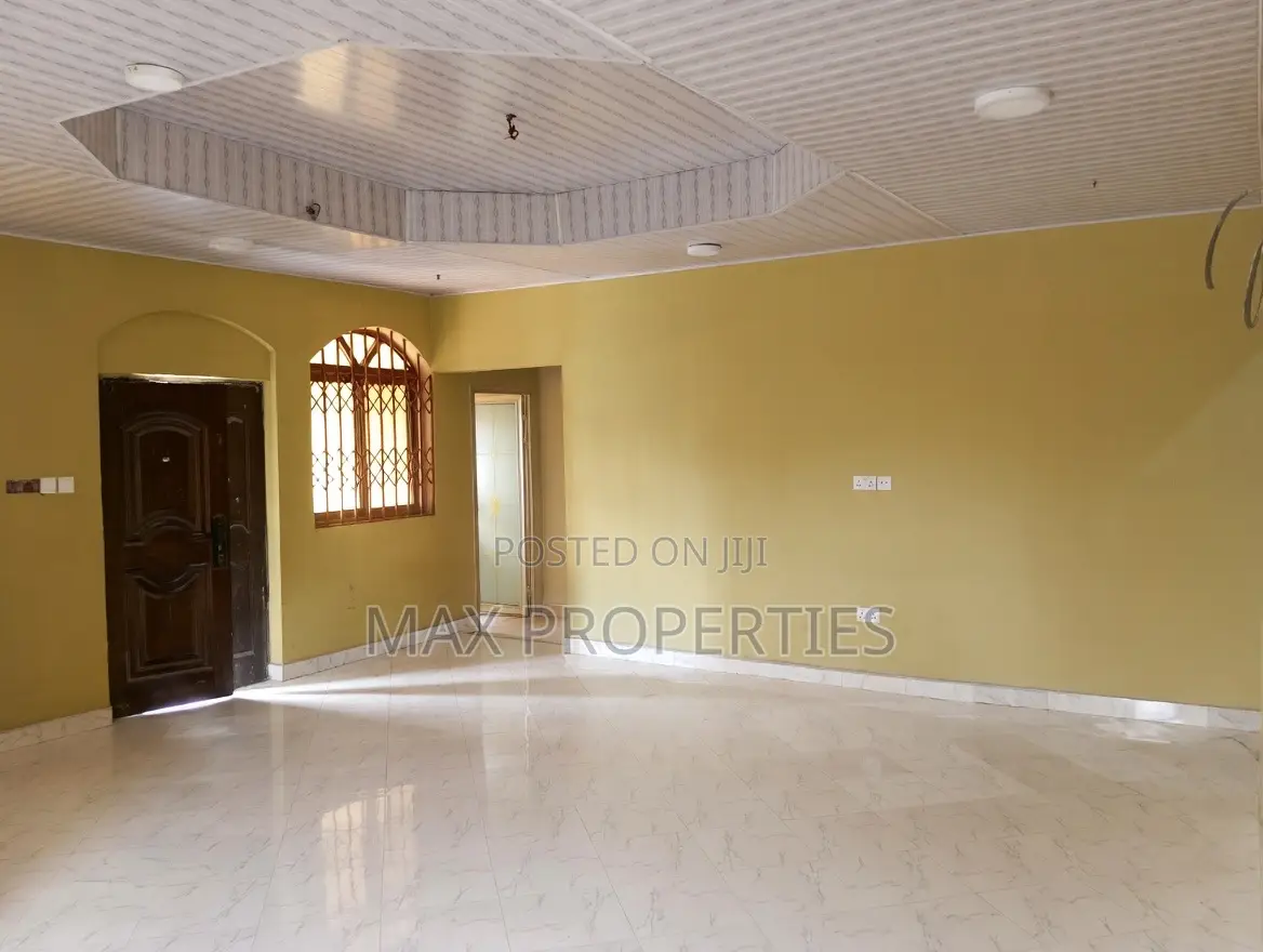 6bdrm House in Pokuase for sale
