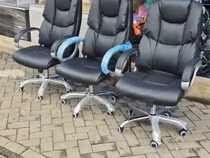 Executive Office Chair Features a Swivel Base