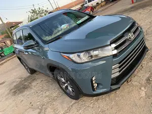 Toyota Highlander LE 4x2 V6 (3.5L 6cyl 8A) 2017 Gray