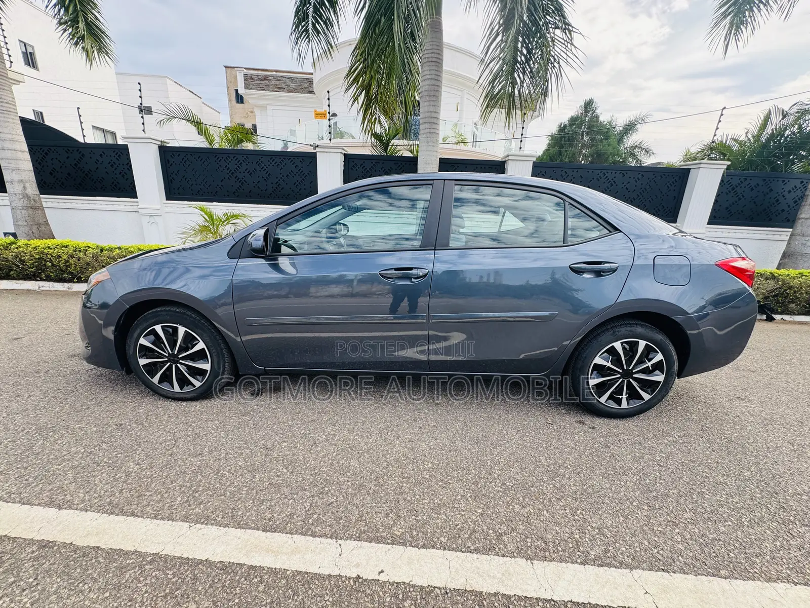 Toyota Corolla LE 4dr Sedan (1.8L 4cyl CVT) 2017 Gray