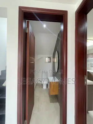 4bdrm Townhouse / Terrace in Teshi, First Junction for rent