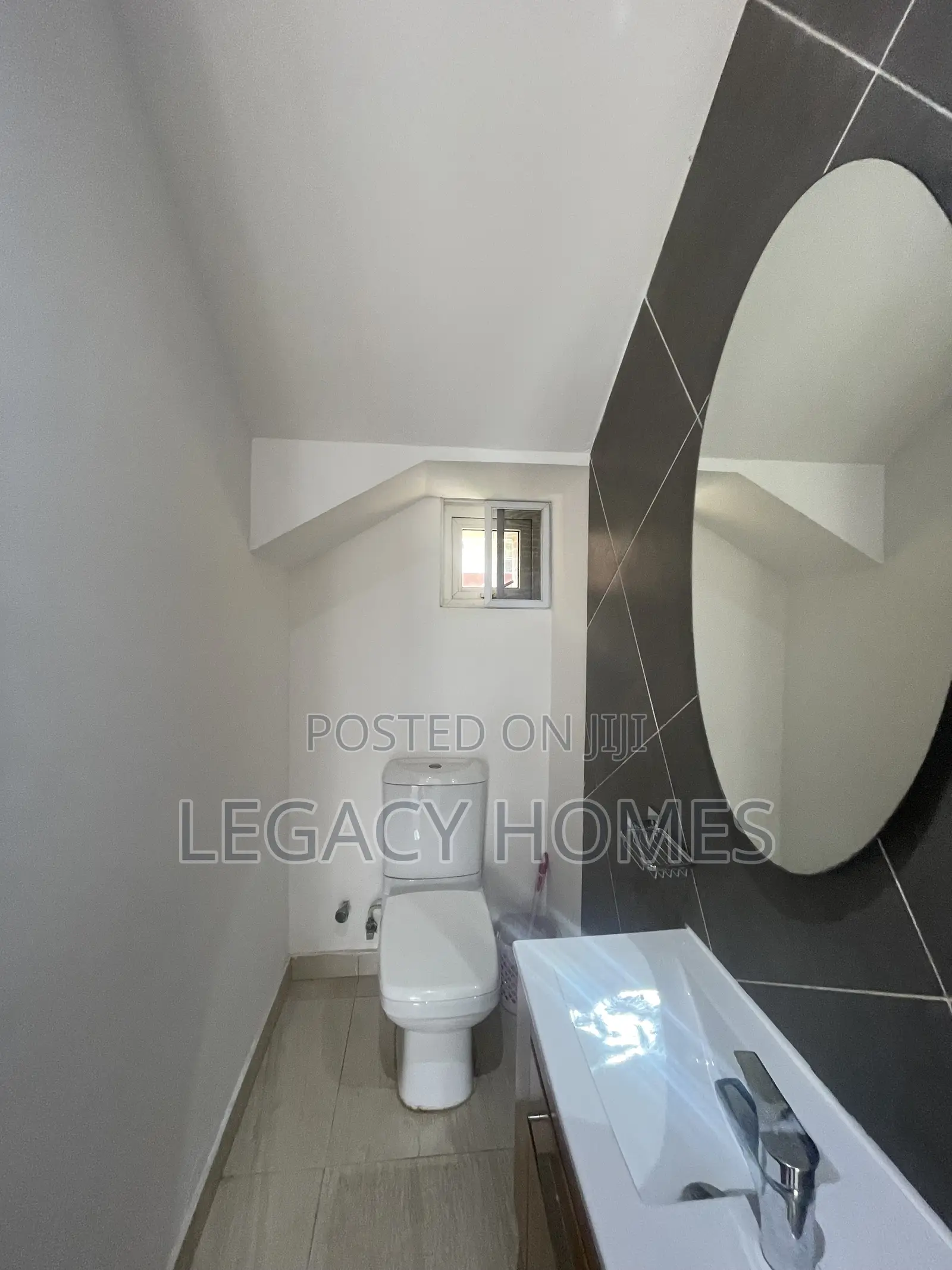 4bdrm Townhouse / Terrace in Teshi, First Junction for rent