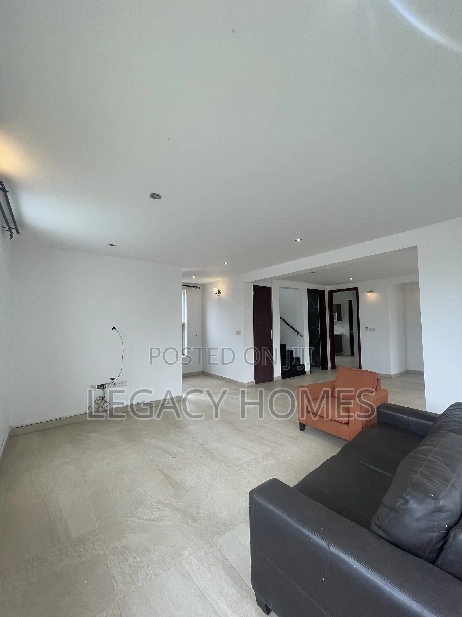 4bdrm Townhouse / Terrace in Teshi, First Junction for rent