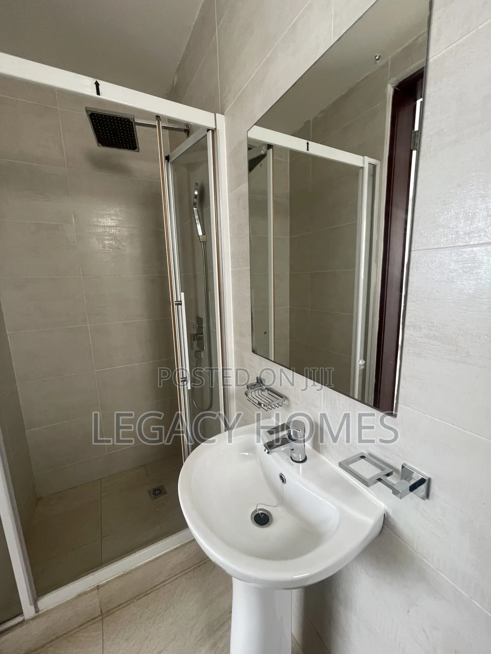 4bdrm Townhouse / Terrace in Teshi, First Junction for rent