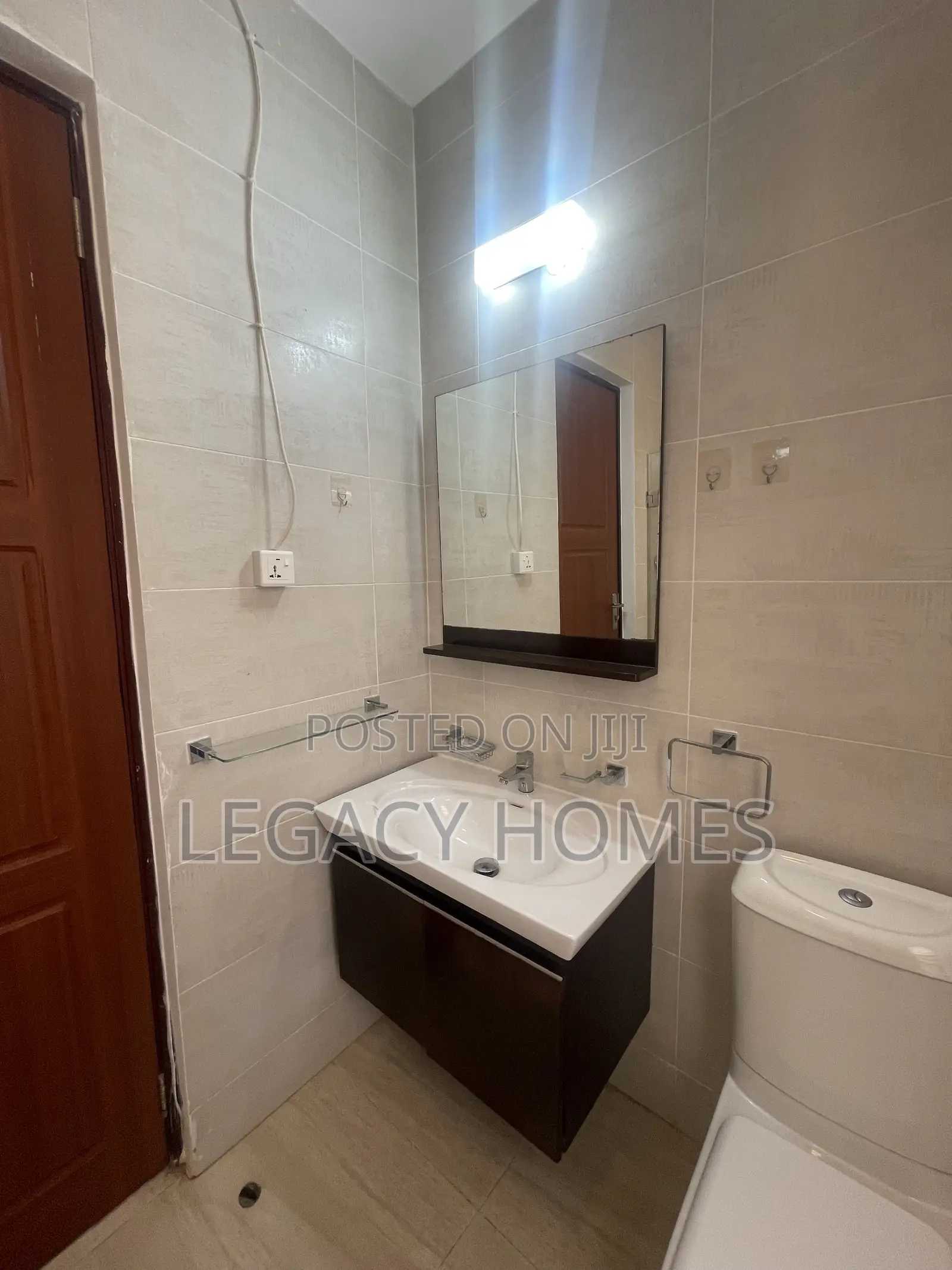 4bdrm Townhouse / Terrace in Teshi, First Junction for rent