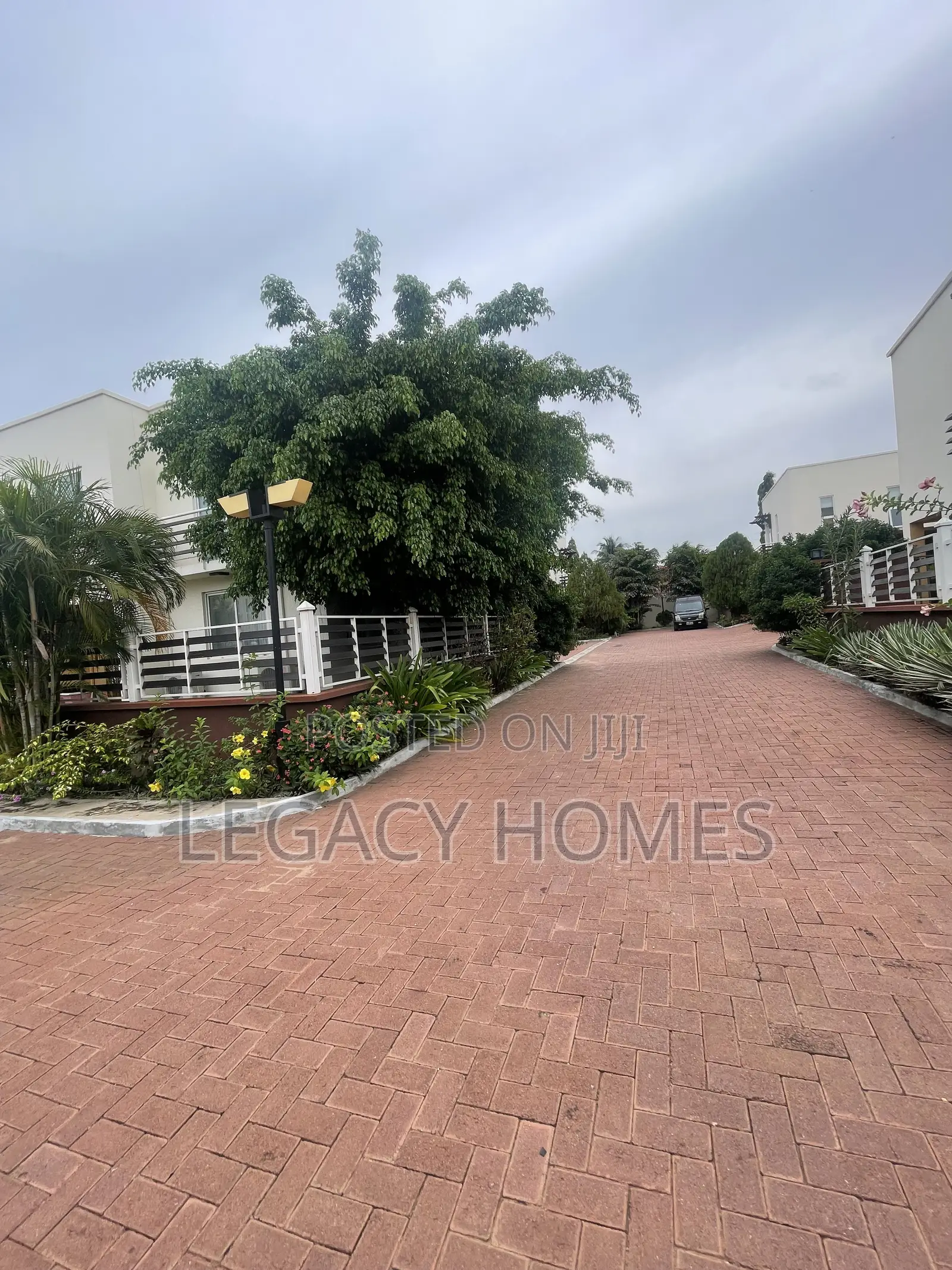 4bdrm Townhouse / Terrace in Teshi, First Junction for rent
