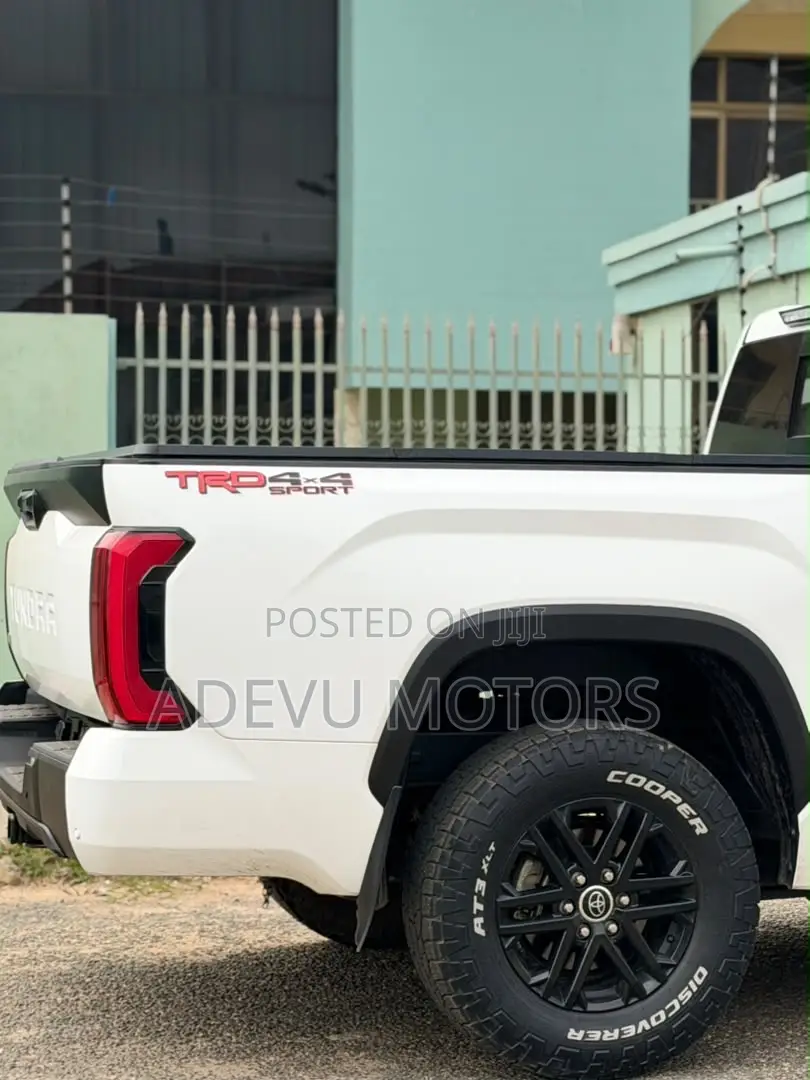 Toyota Tundra 2022 White