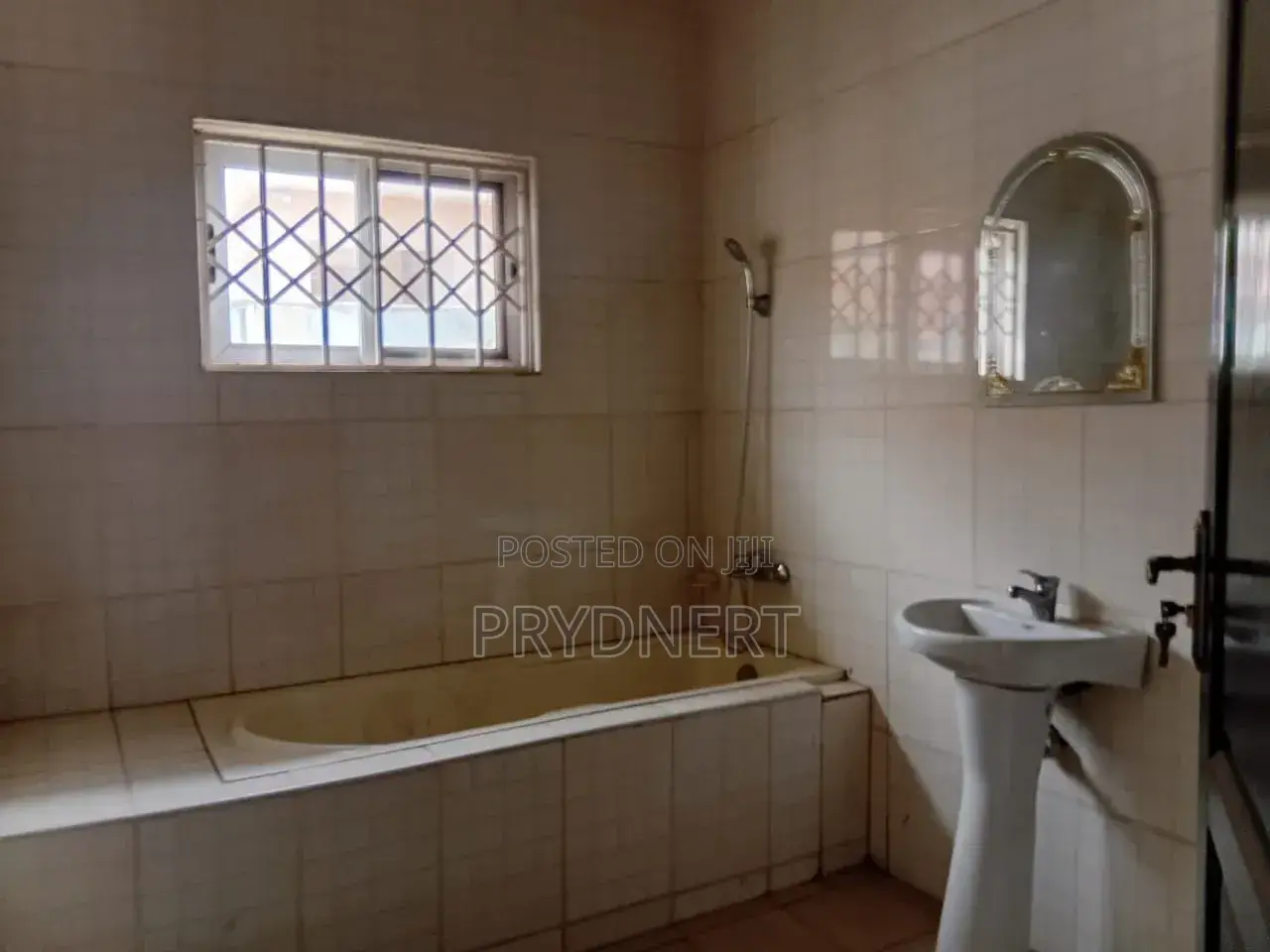 3bdrm House in C25 Estate, Tema Metropolitan for rent