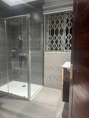 Furnished 3bdrm Apartment in Lindsay Square, School Area for rent