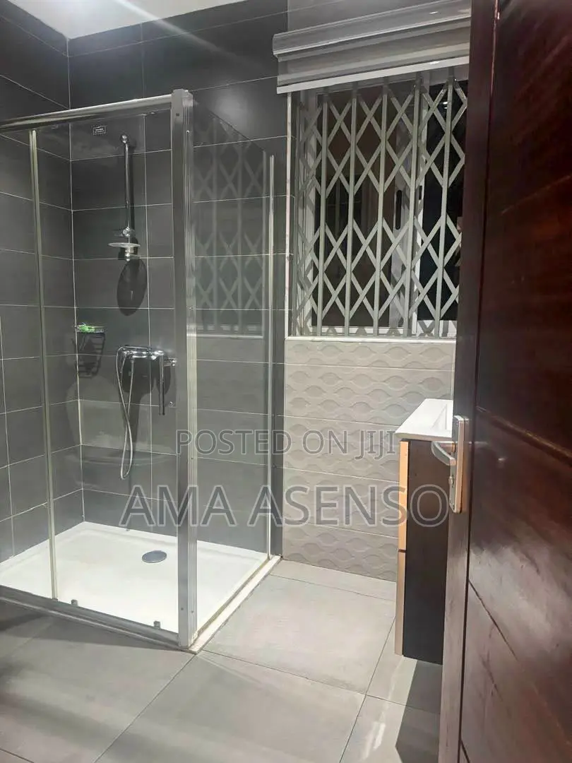 Furnished 3bdrm Apartment in Lindsay Square, School Area for rent