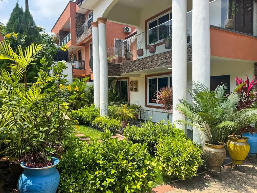 Furnished 3bdrm Apartment in Lindsay Square, School Area for rent