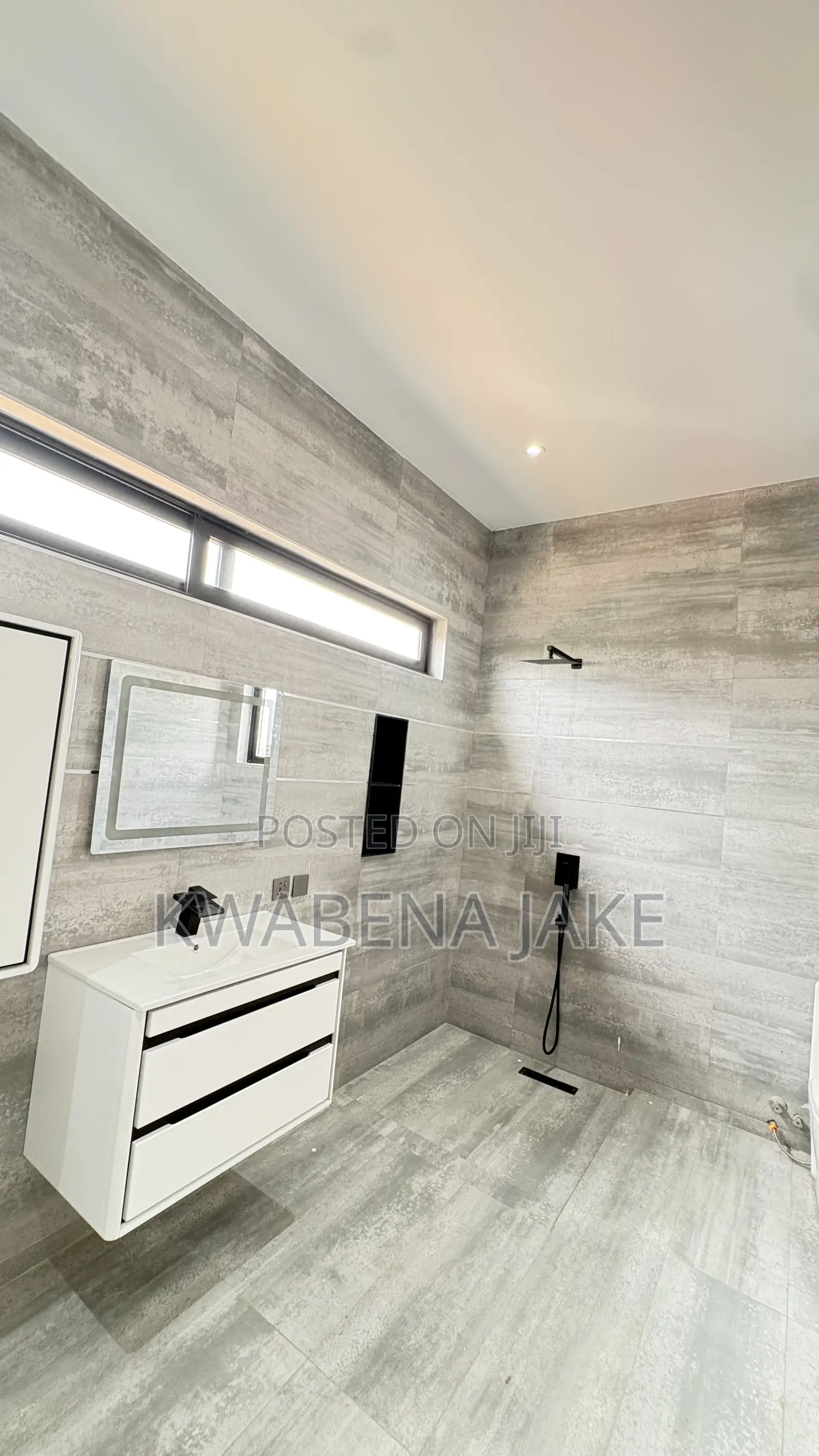 5bdrm Townhouse/Terrace in Adenta for sale