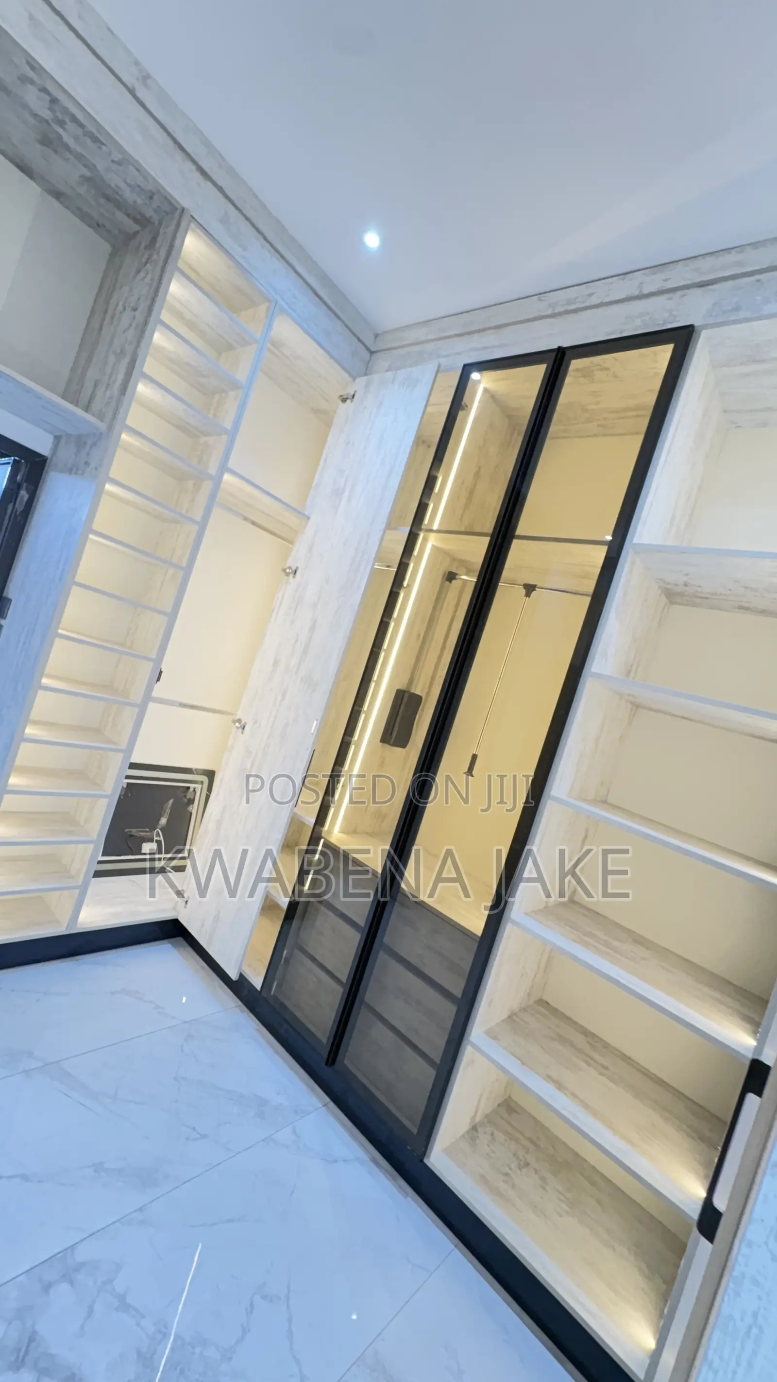 5bdrm Townhouse/Terrace in Adenta for sale