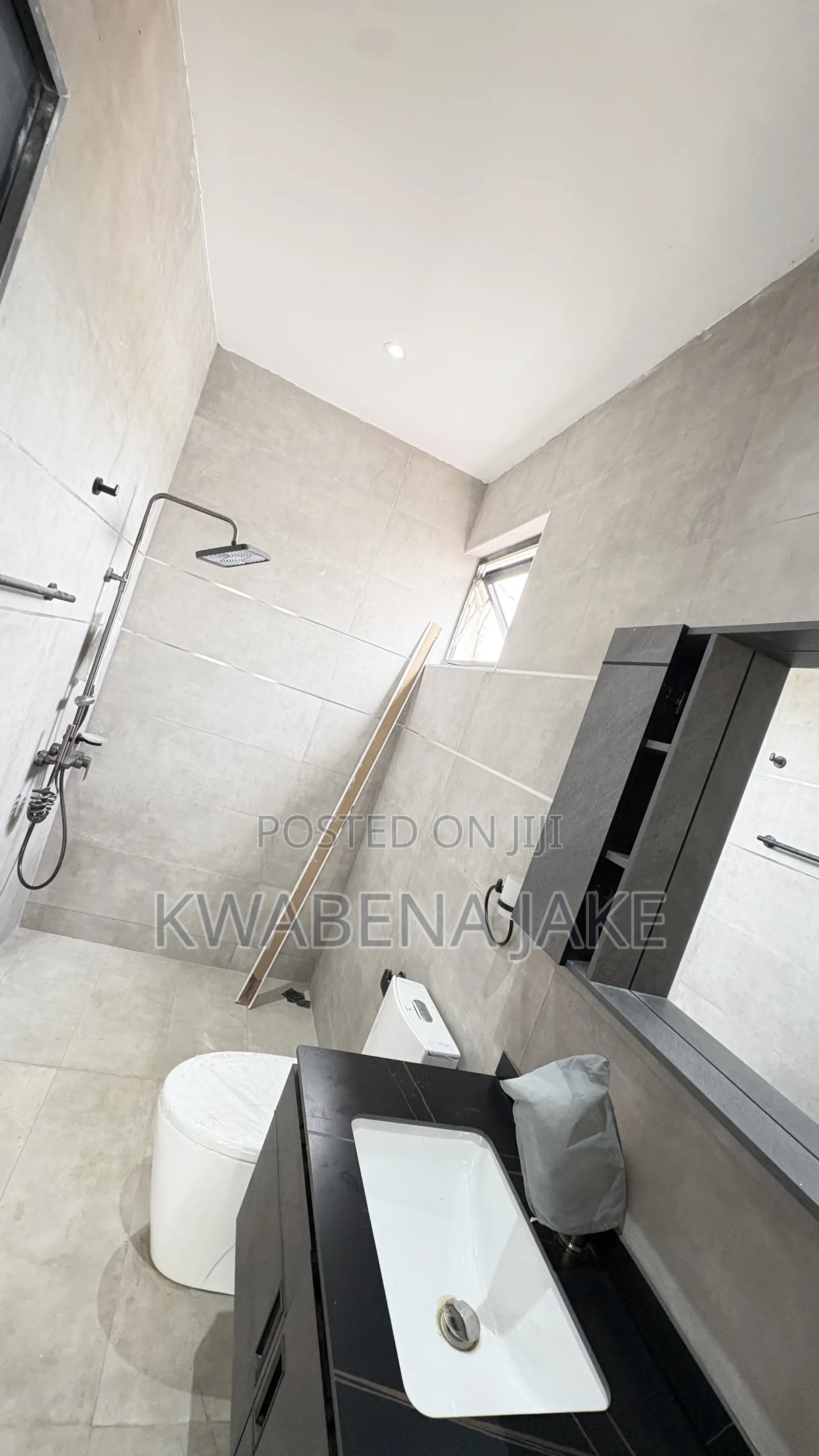 5bdrm Townhouse/Terrace in Adenta for sale