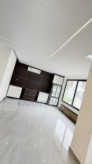 5bdrm Townhouse/Terrace in Adenta for sale