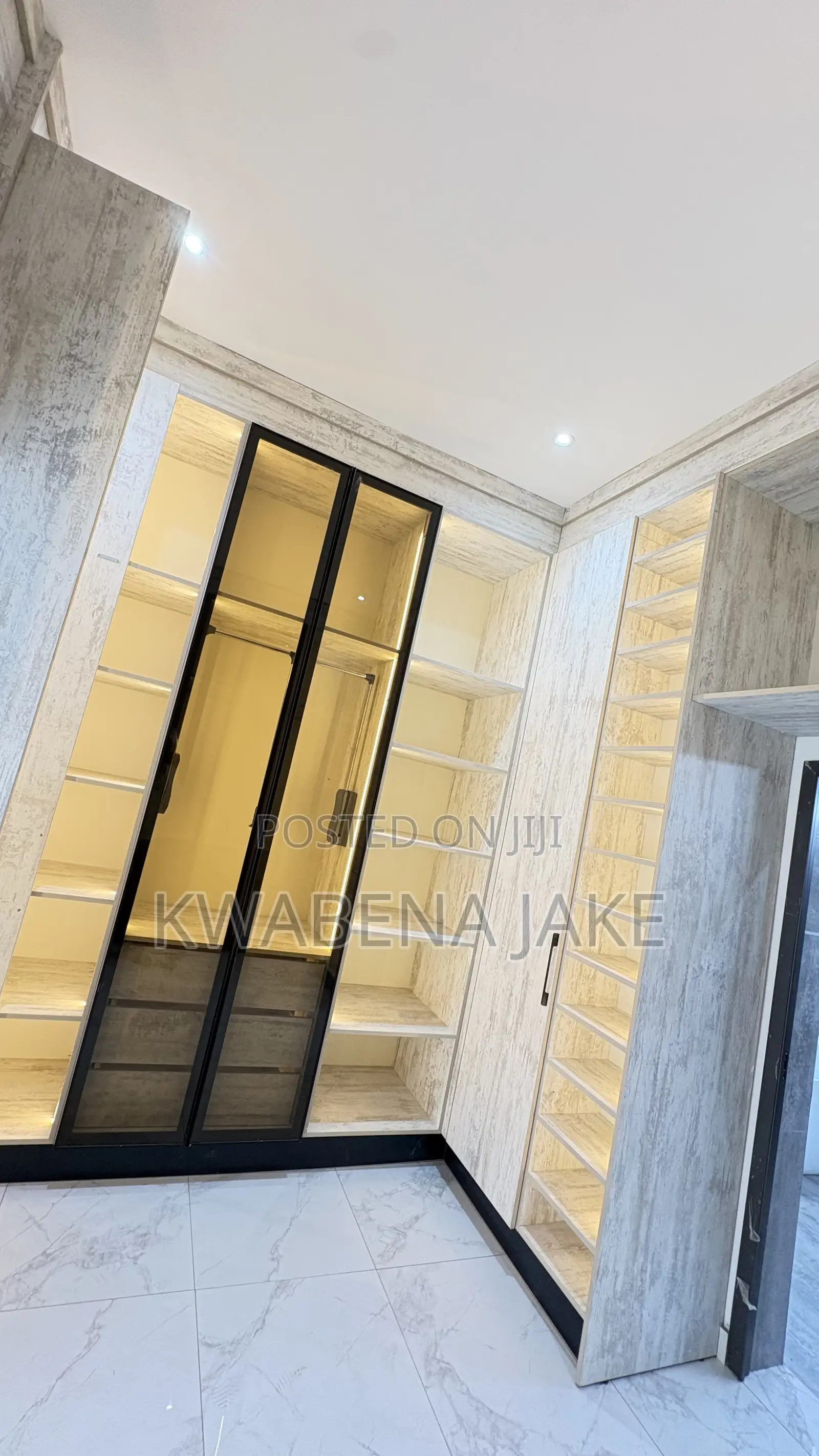 5bdrm Townhouse/Terrace in Adenta for sale
