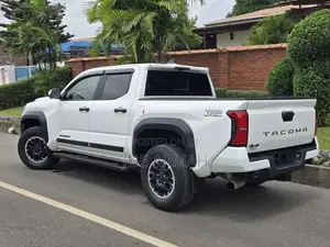 Toyota Tacoma 2024 White