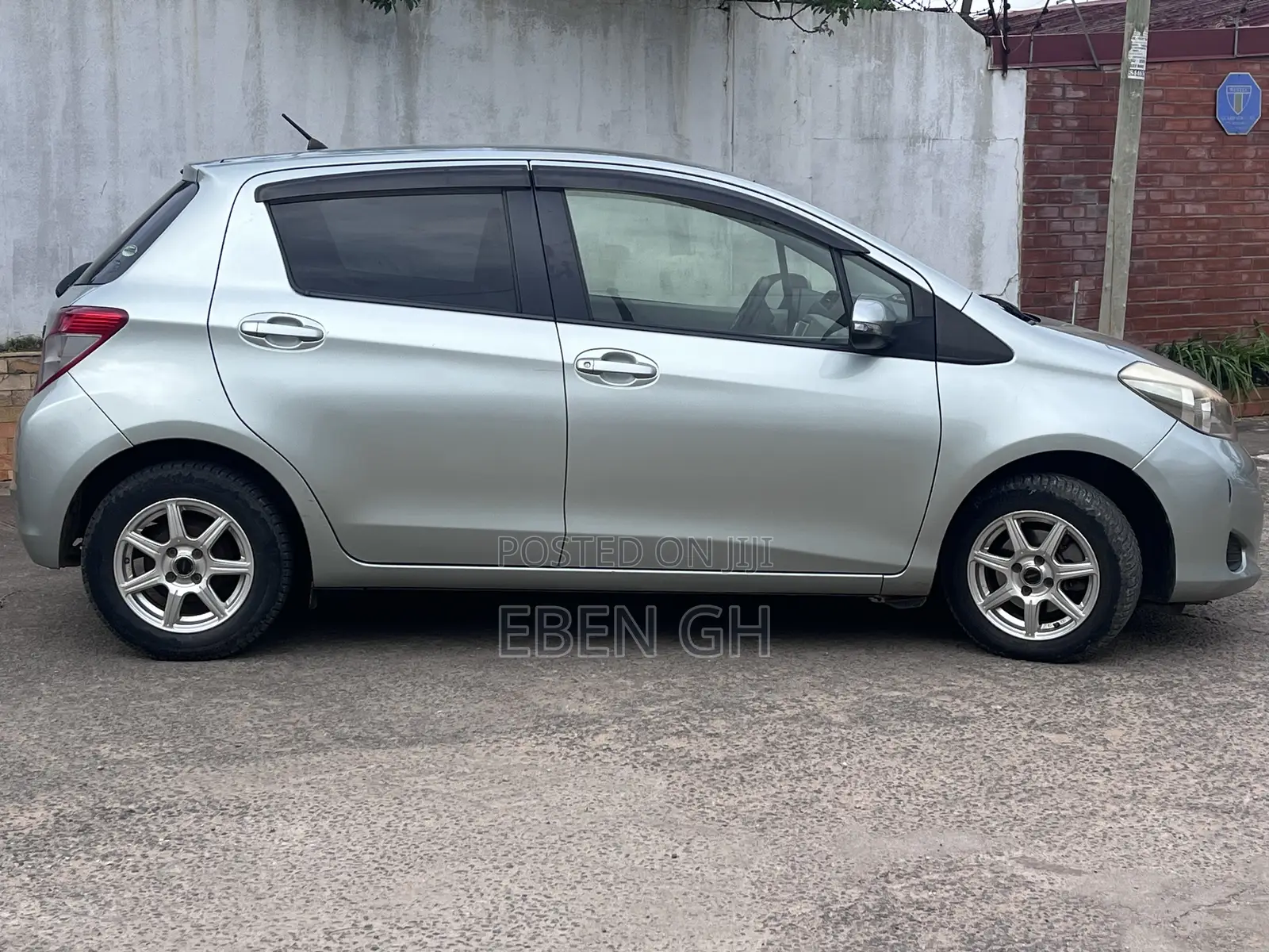 Toyota Vitz 1.3 AWD 3dr 2014 Gray