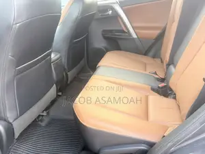 Toyota RAV4 SE 4dr SUV AWD (2.5L 4cyl 6A) 2018 Gray