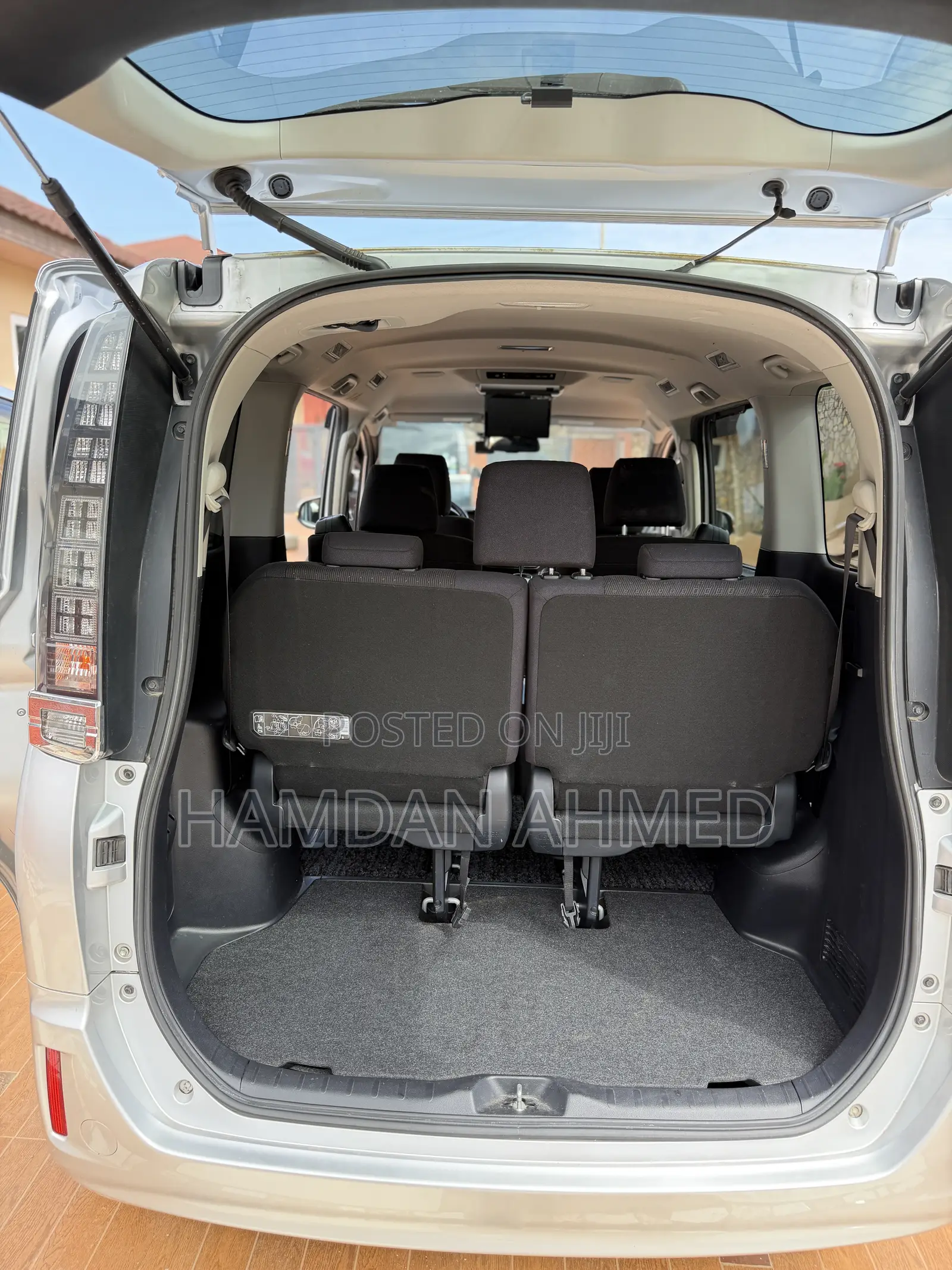 Toyota Voxy V 2WD 8-Seater 2014 Silver
