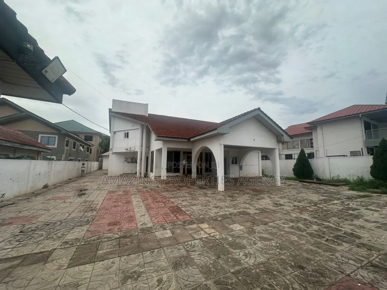 10 Bed House for Rent at East Legon,Shiashie 
Suitable for Office