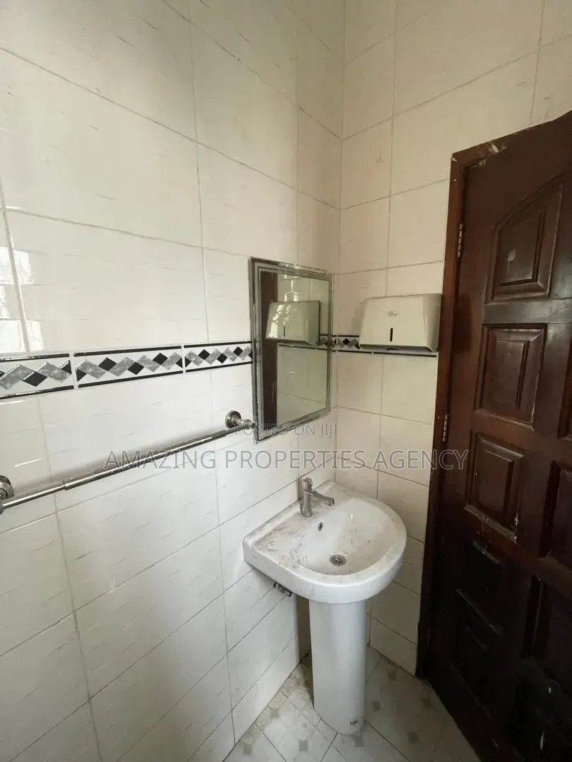 10 Bed House for Rent at East Legon,Shiashie 
Suitable for Office