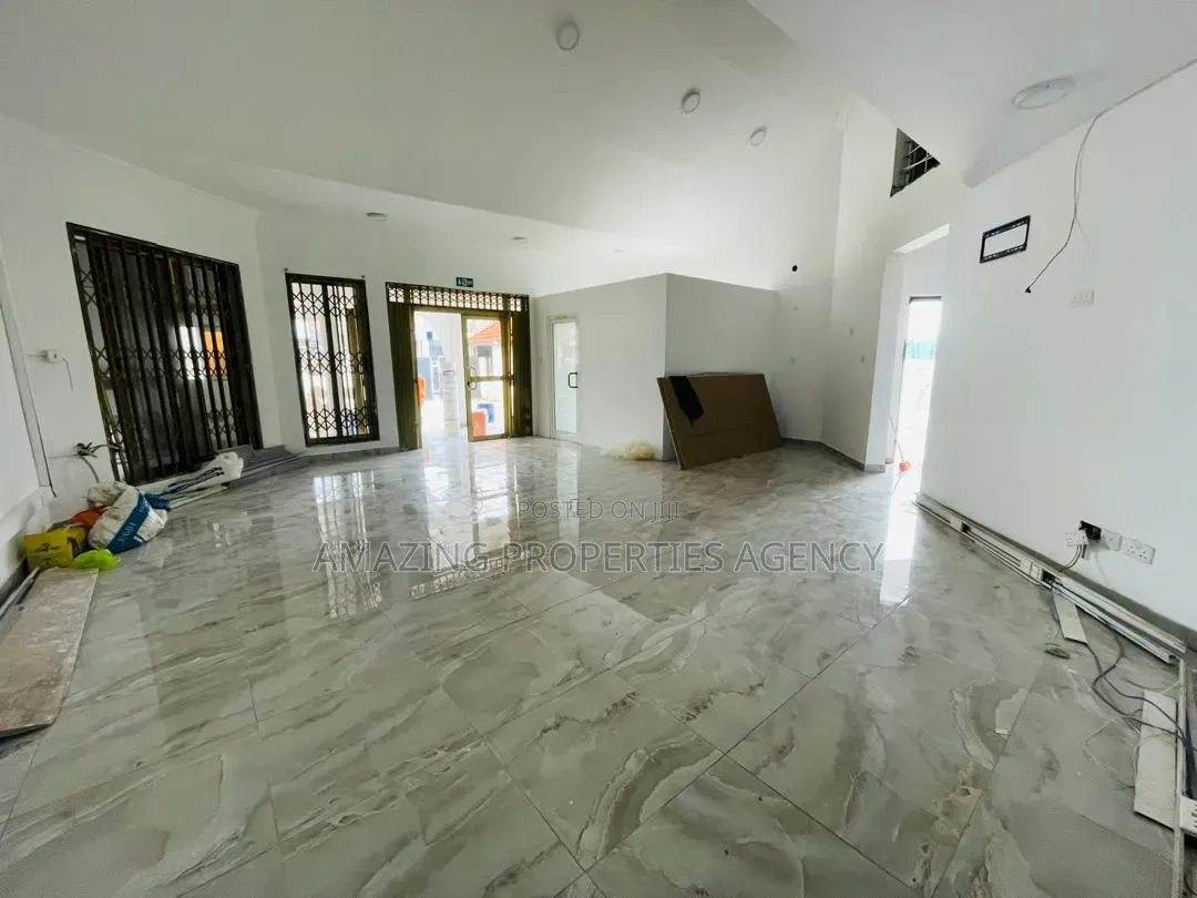 10 Bed House for Rent at East Legon,Shiashie 
Suitable for Office