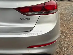 Hyundai Elantra Limited Sedan FWD (2.0L 4cyl 6A) 2017 Silver