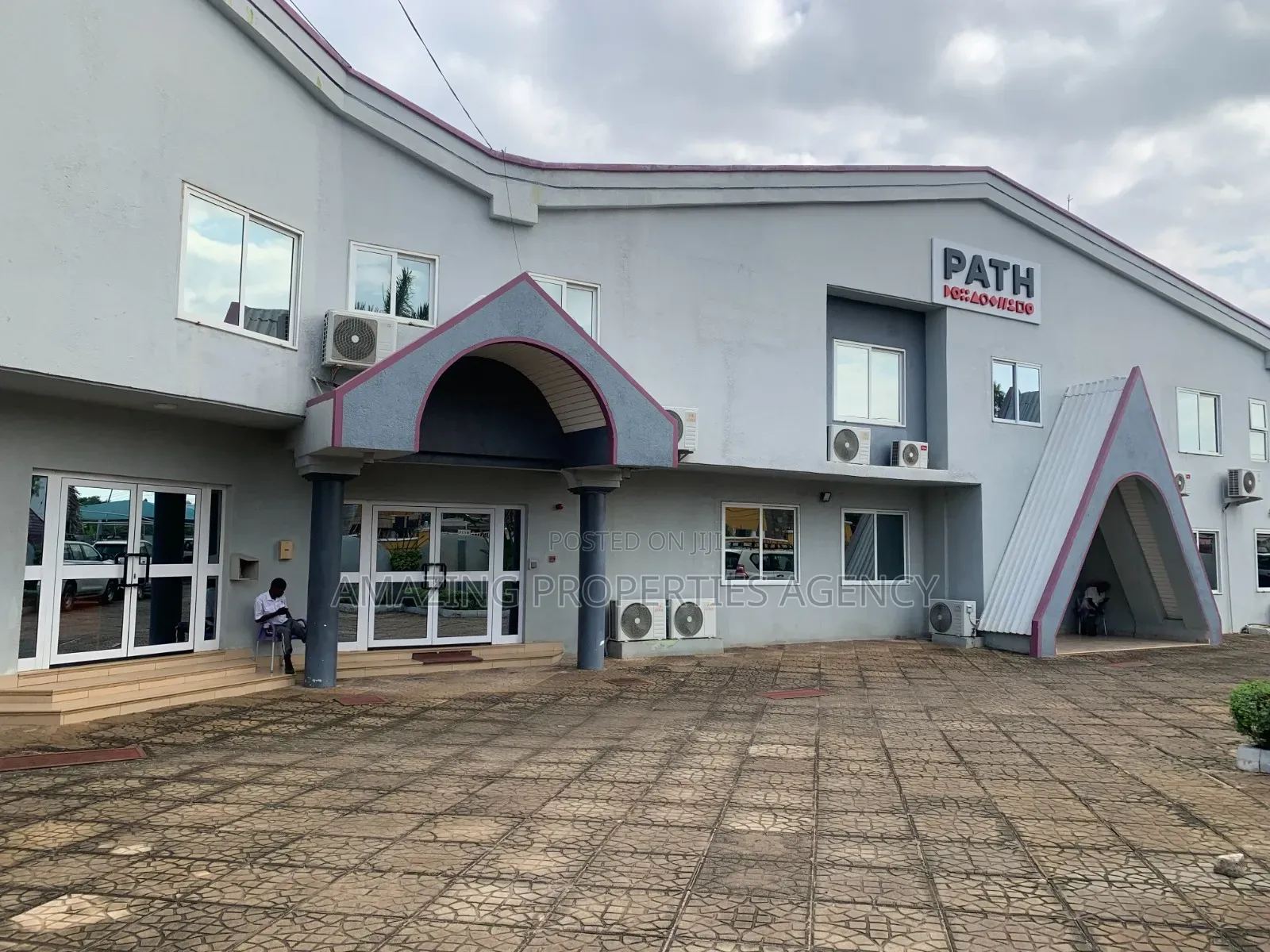 North Ridge Location Near the Nigerian Embassy. 371 SQM