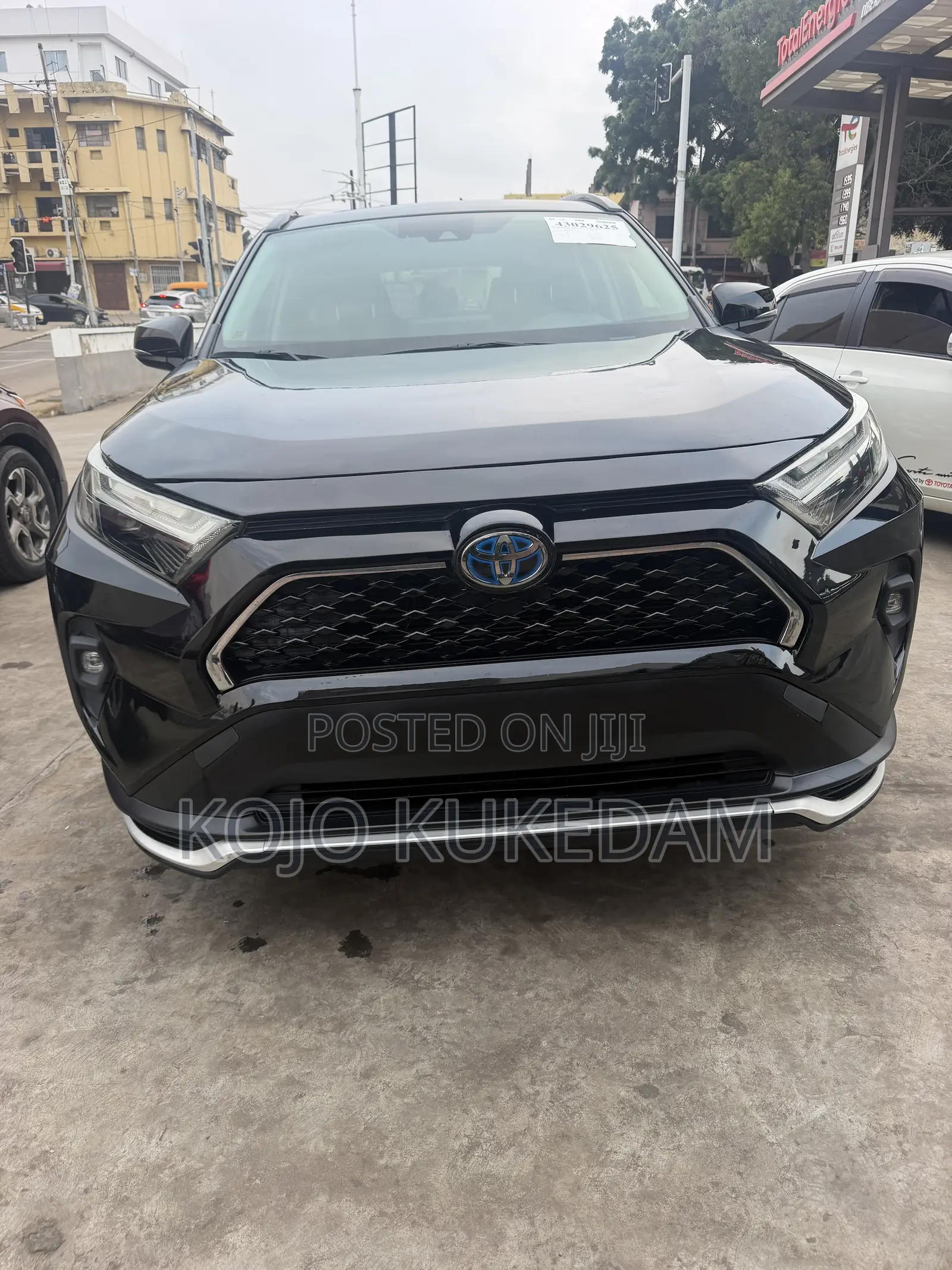 Toyota RAV4 XLE 2021 Black