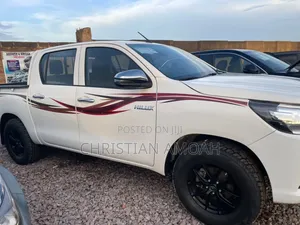 Toyota Hilux 2022 White