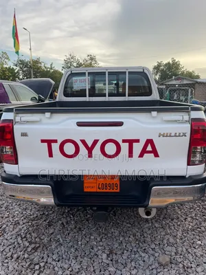 Toyota Hilux 2022 White