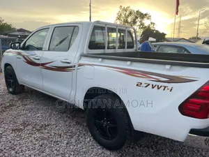 Toyota Hilux 2022 White