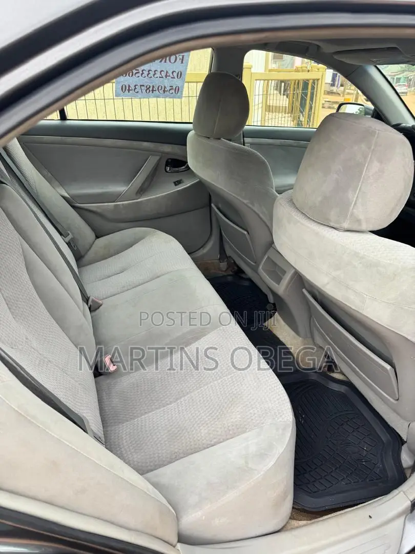 Toyota Camry LE 4dr Sedan (2.5L 4cyl 6A) 2011 Gray